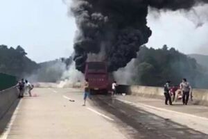 Автобус загорелся во время движения по скоростной дороге