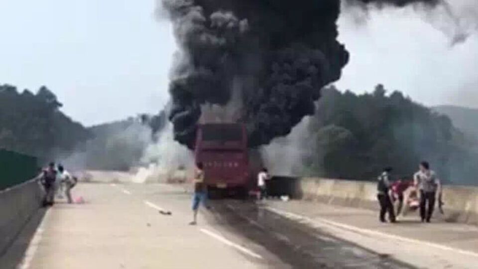 Автобус загорелся во время движения по скоростной дороге
