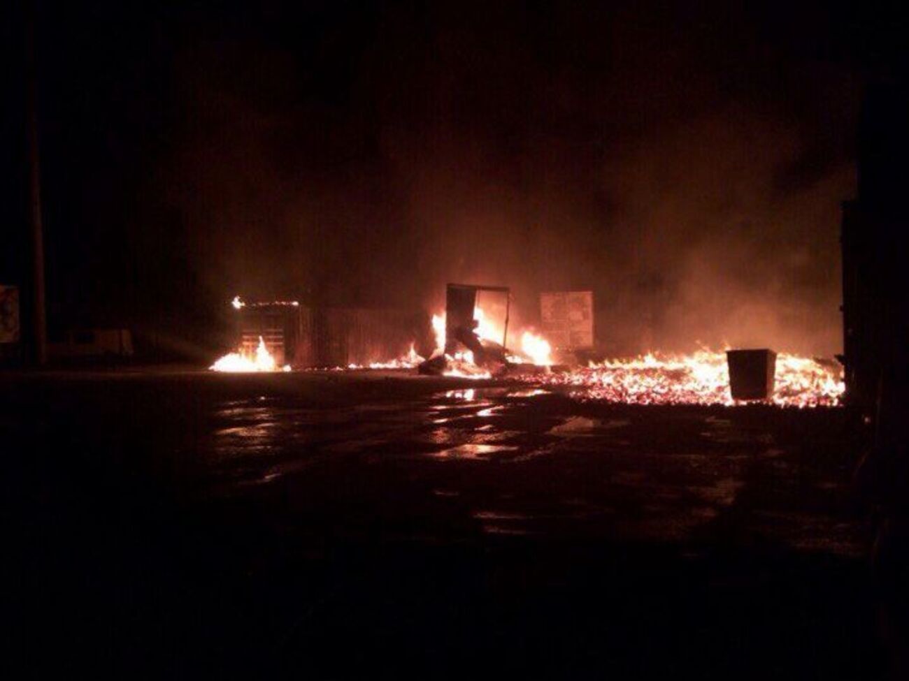 Возгорание произошло на территории, где хранились деревянные поддоны