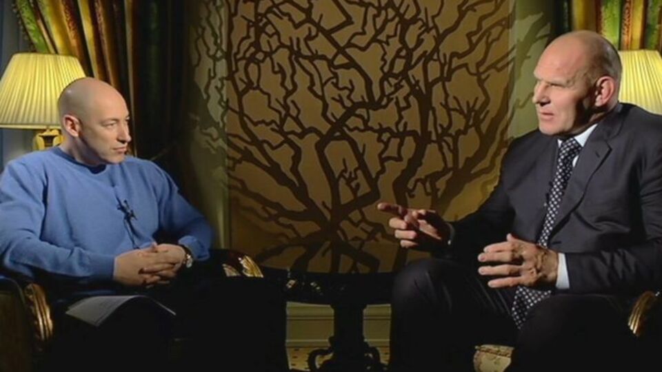 Александр Карелин: Меня не борьба так изуродовала – я родился весом 5,5 кг. Рост отца – 1,67 м, мамы – 1,66. Сработали их необузданное чувство и сибирская данность