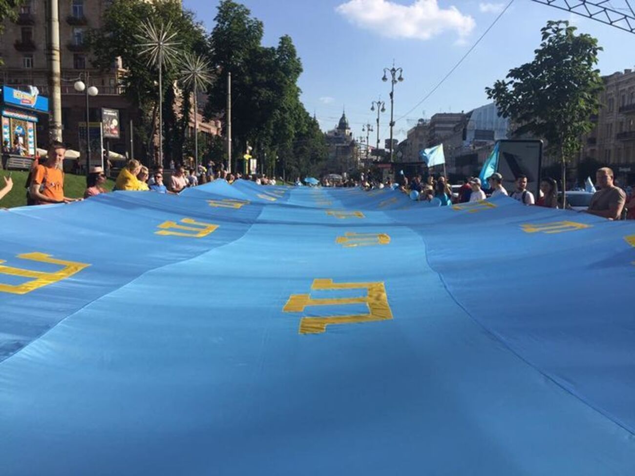 По центру Киева пронесли крымскотатарский флаг