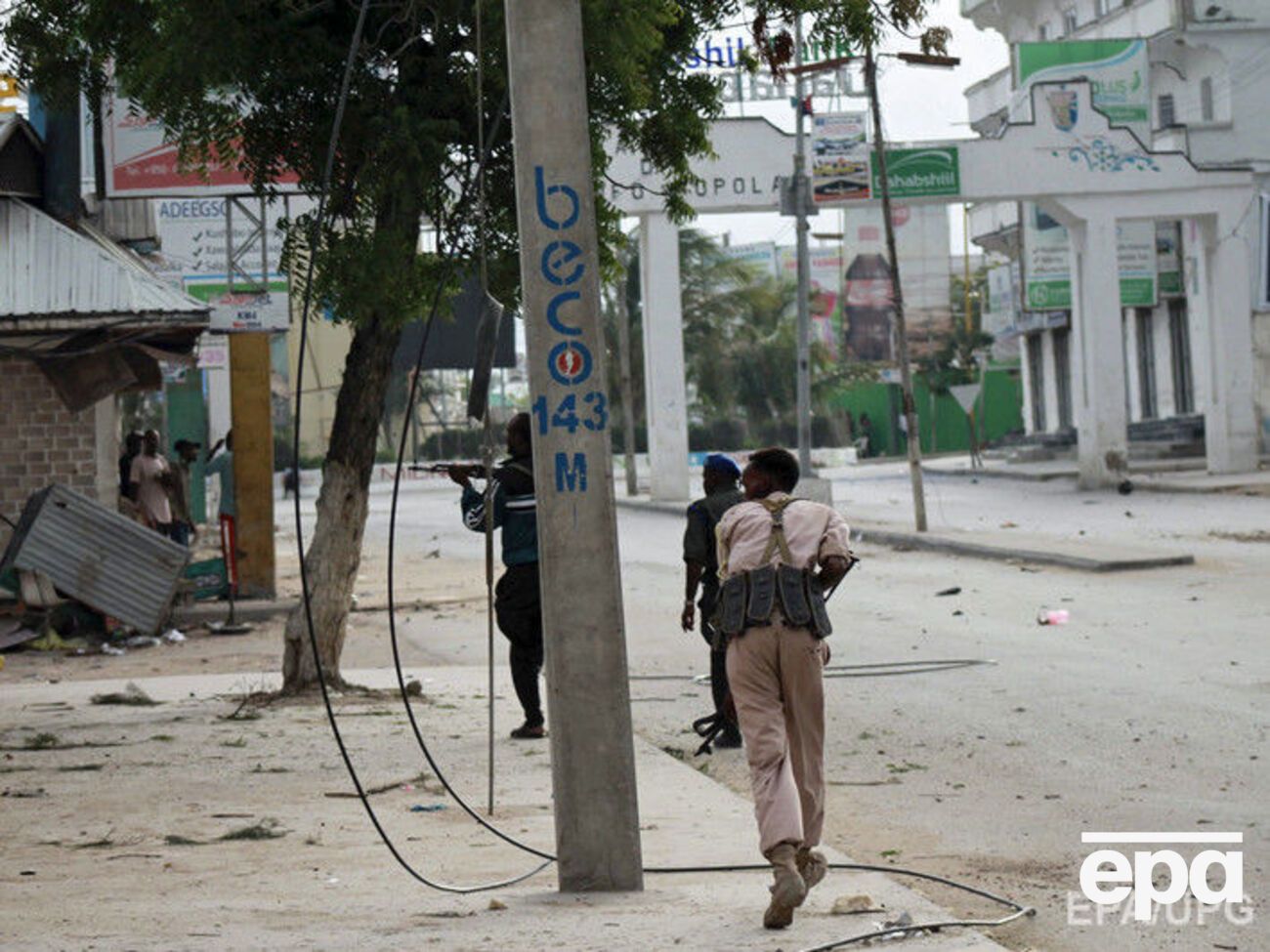 Силовики прочесывают окрестности отеля