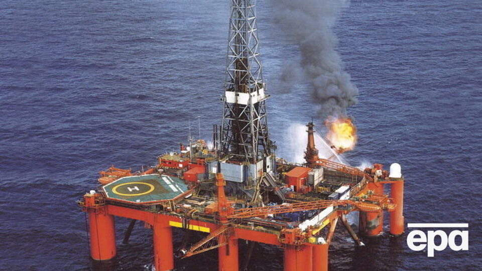 Цена на нефть держится ниже $49