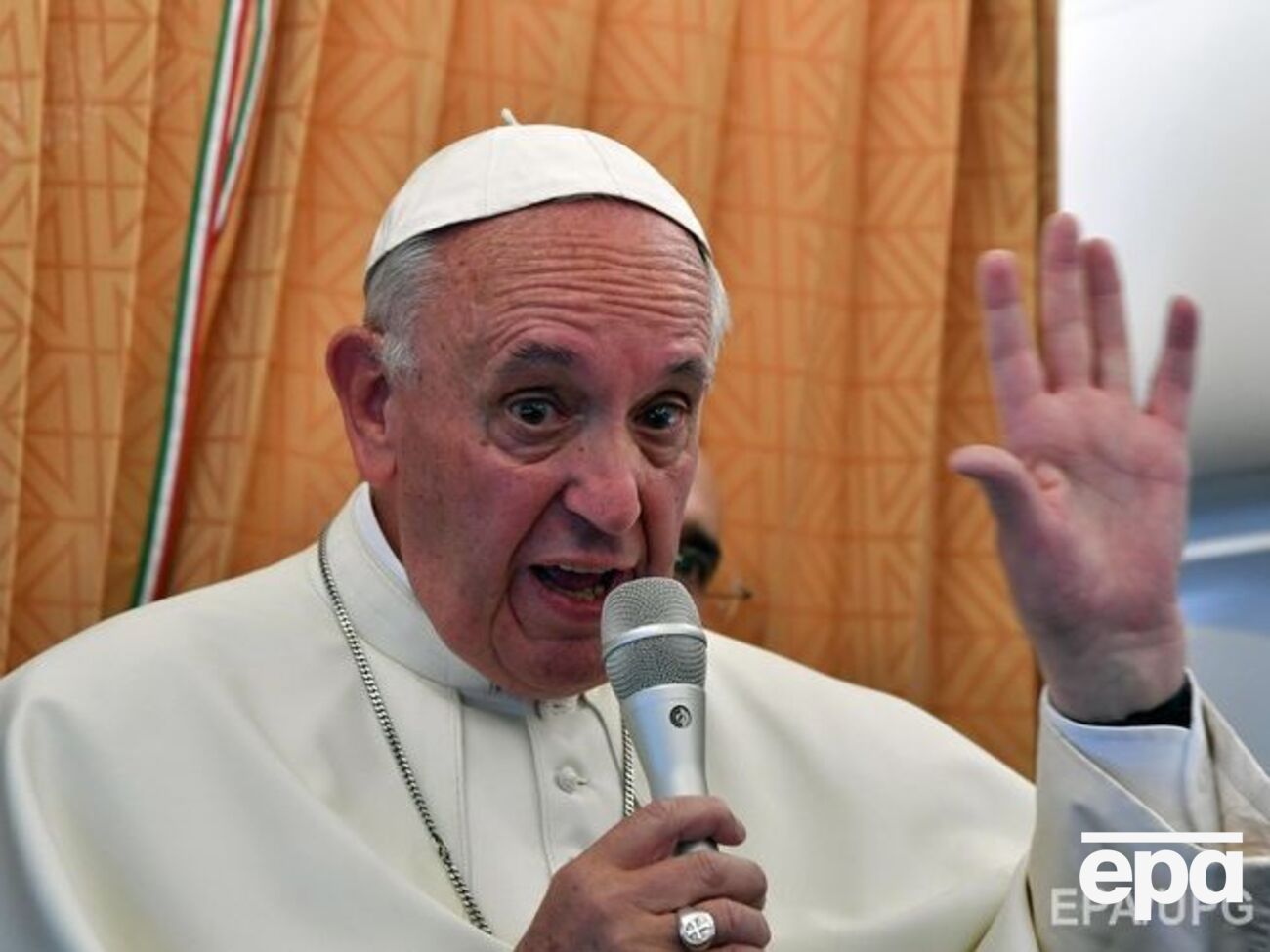 Папа римский заявил, что он не вправе судить геев