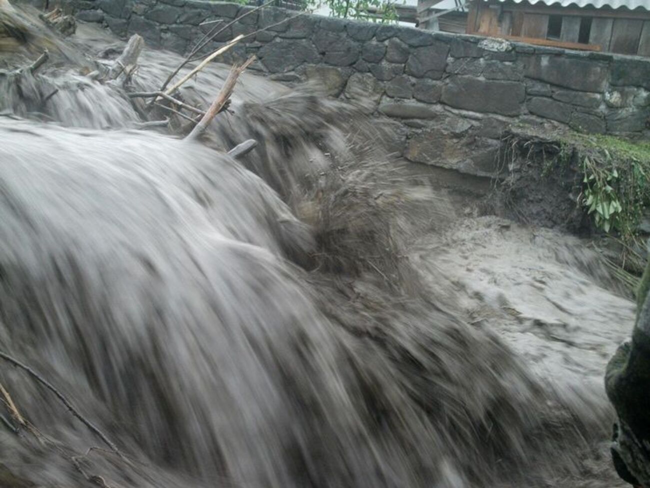 Селевой поток с Говерлы затопил село в Закарпатье