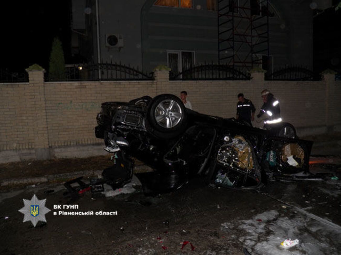 В ходе драки на свадьбе гости повредили Mercedes