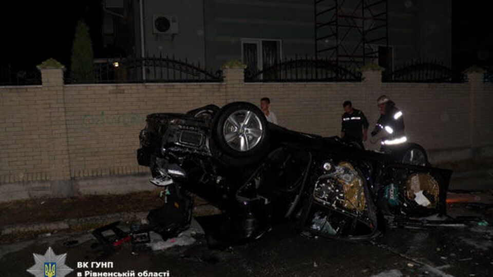 В ходе драки на свадьбе гости повредили Mercedes