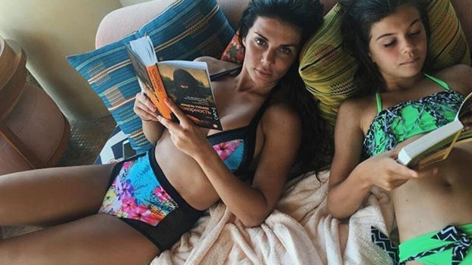 Седокова: С каждым днем она становится взрослее. Вчера давала мне советы в отношениях с мужчиной. Разложила ситуацию. Успокоила. Мне кажется, даже заказала маме личи мартини