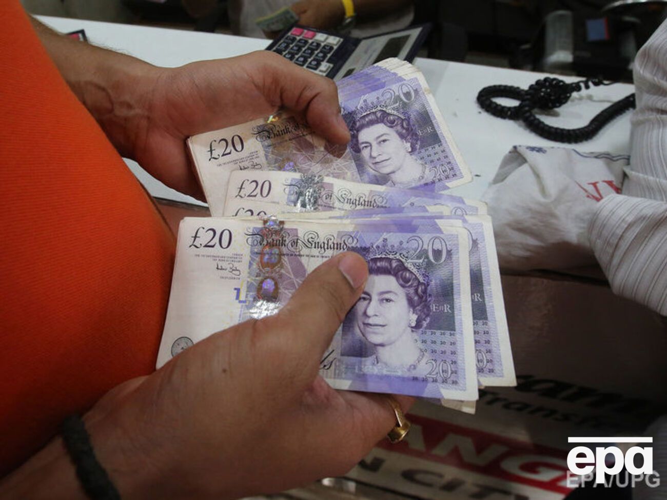 Фунт дешевеет
