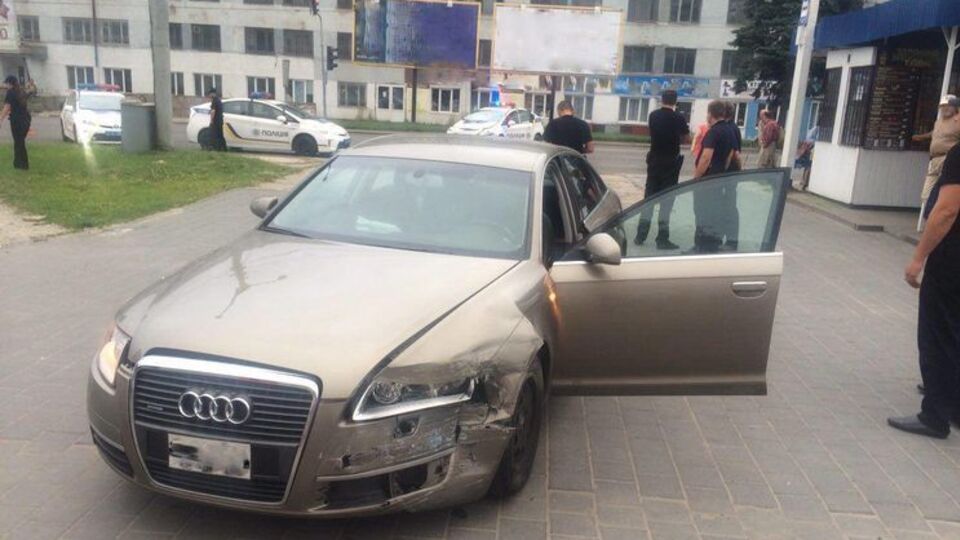 Водитель не справился с управлением и столкнулся со служебным автомобилем