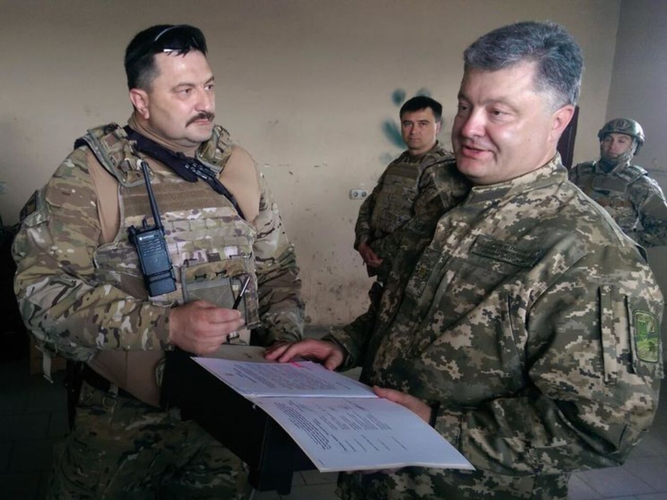 Президент Украины Петр Порошенко на позициях ВСУ недалеко от донецкого аэропорта