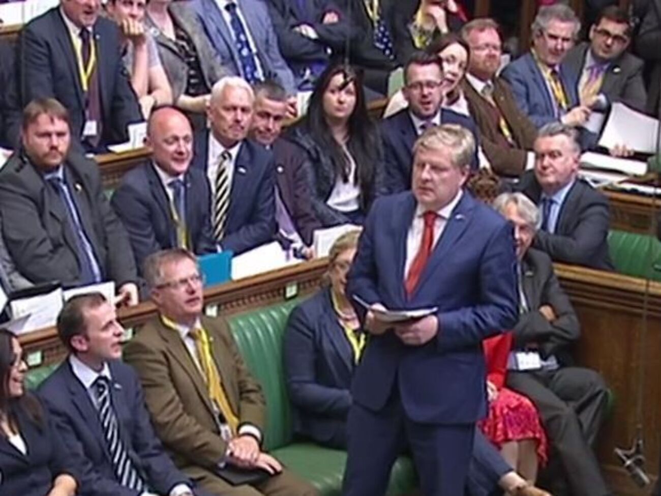 Ангус Робертсон во время выступления в парламенте