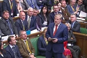 Ангус Робертсон во время выступления в парламенте