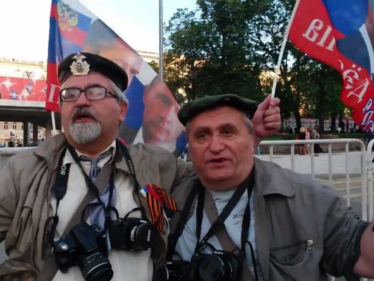 Двое фанатов агитируют за Путина