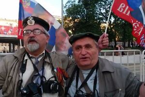 Двое фанатов агитируют за Путина