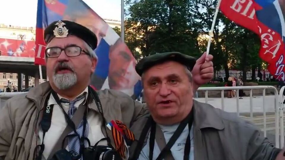 Двое фанатов агитируют за Путина