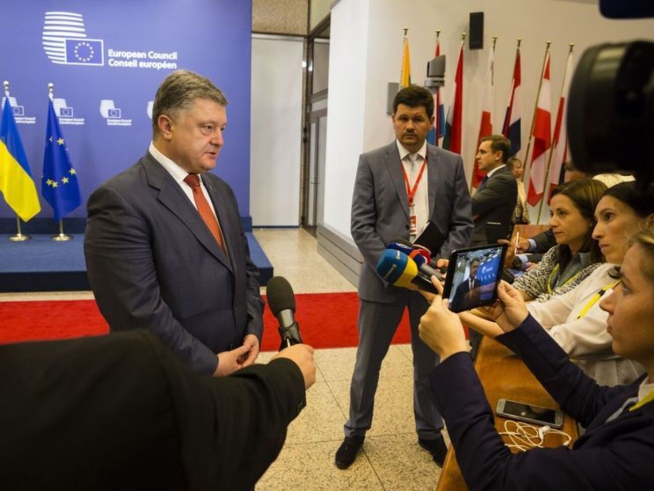 Порошенко: Мы ожидаем позитивных сообщений в конце работы завтрашнего саммита ЕС