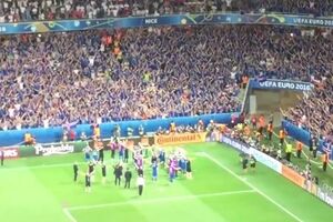 Футболисты приветствуют своих фанатов