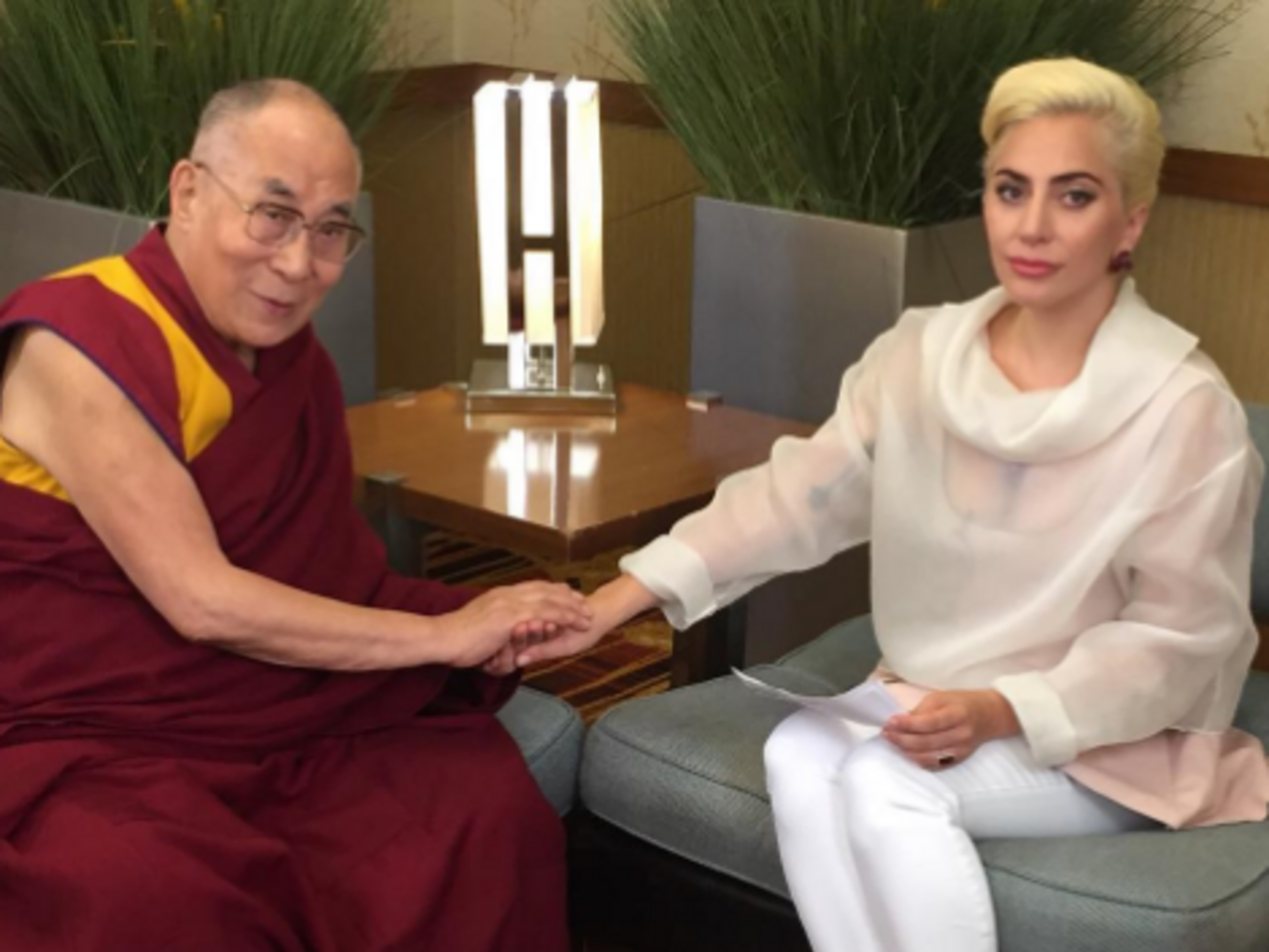 Леди Гага (на фото справа):&nbsp;Доброжелательность является свободной ценностью из колодца, который никогда не высыхает