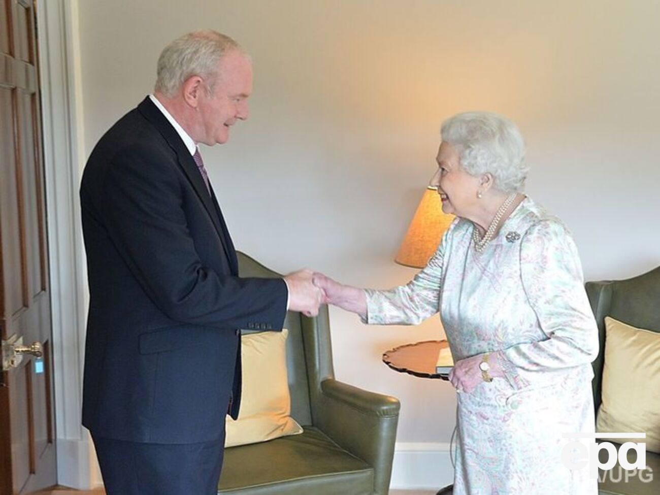 Королева и&nbsp;Макгиннесс во время встречи