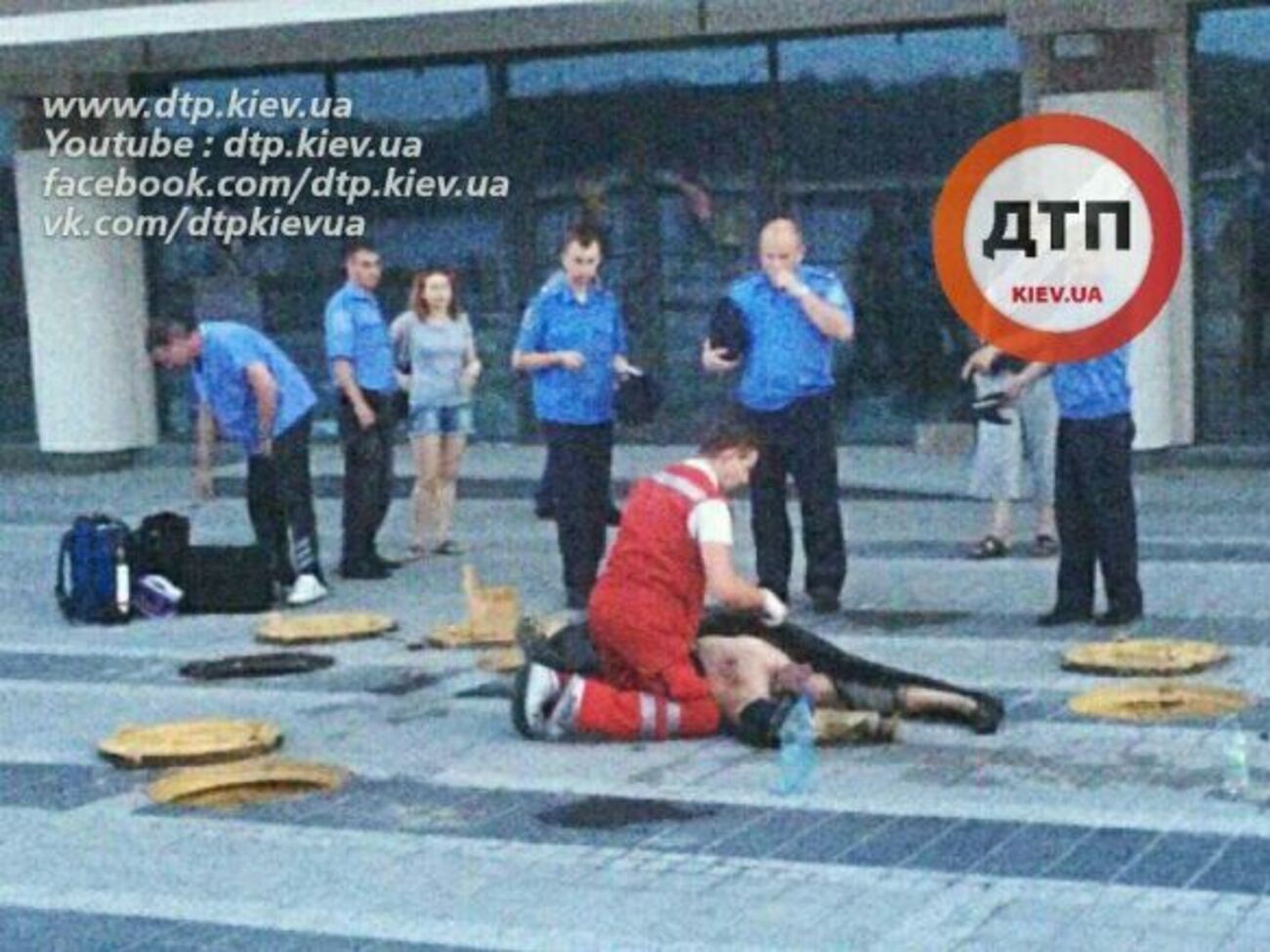 Рабочие на набережной ремонтировали канализацию