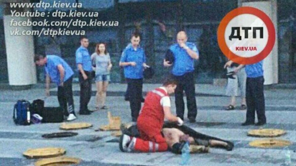 Рабочие на набережной ремонтировали канализацию