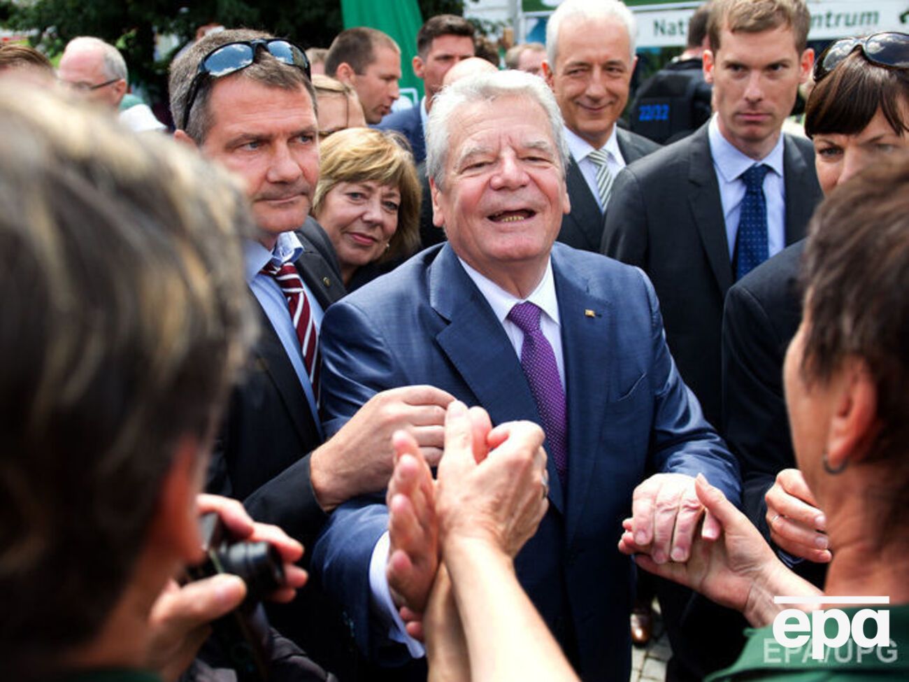 В президента швырнули тяжелый предмет