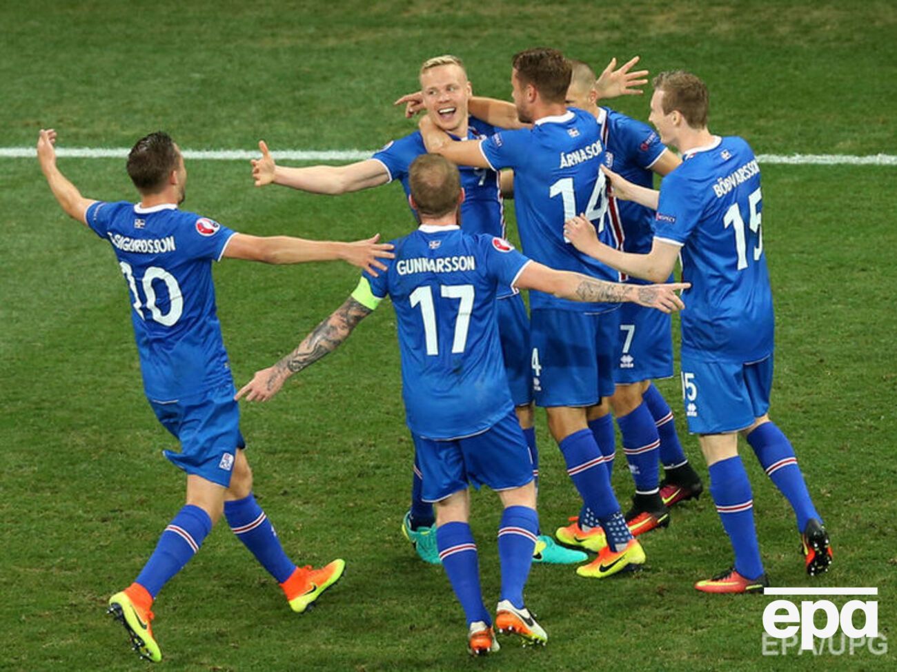 Исландцы празднуют победный мяч в ворота сборной Англии