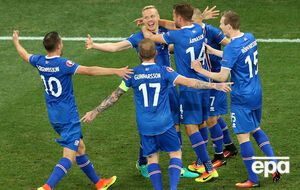 Исландцы празднуют победный мяч в ворота сборной Англии