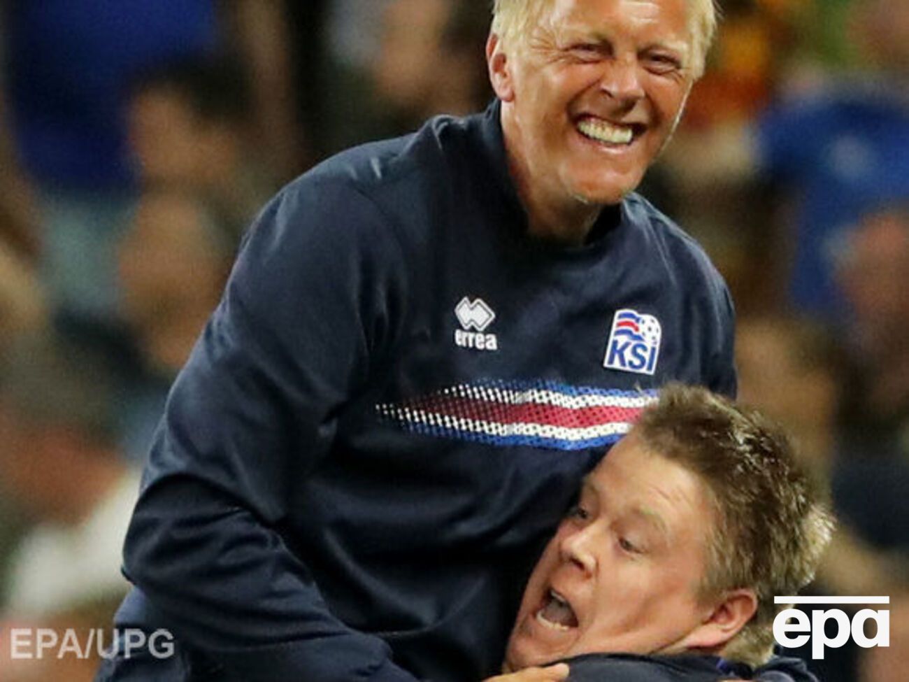 Тренер "на ручках" и первая леди на поле. Как исландцы праздновали победу над Англией. Фоторепортаж