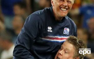 Тренер "на ручках" и первая леди на поле. Как исландцы праздновали победу над Англией. Фоторепортаж