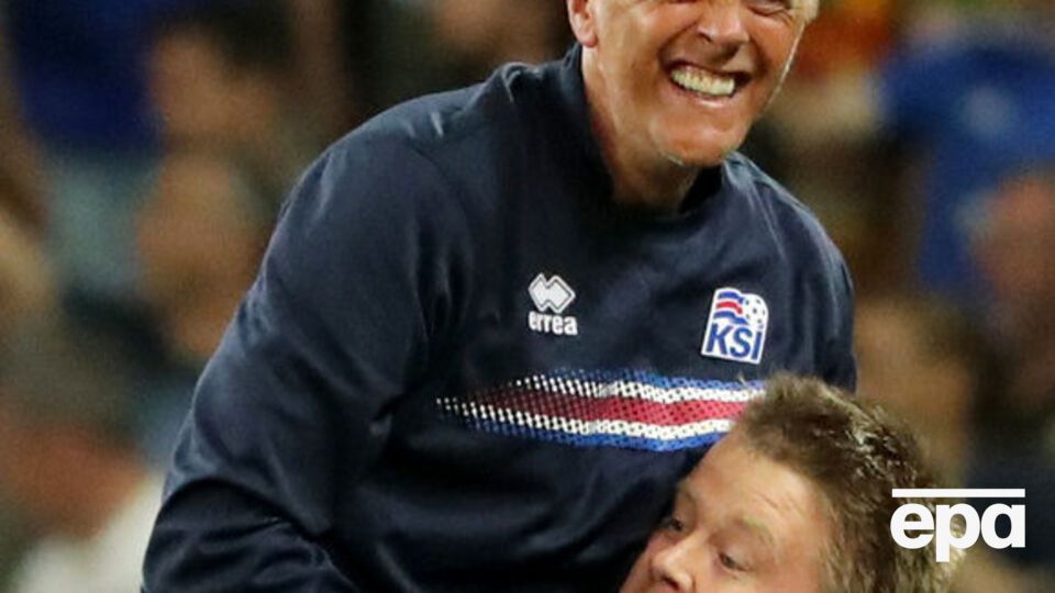 Тренер "на ручках" и первая леди на поле. Как исландцы праздновали победу над Англией. Фоторепортаж