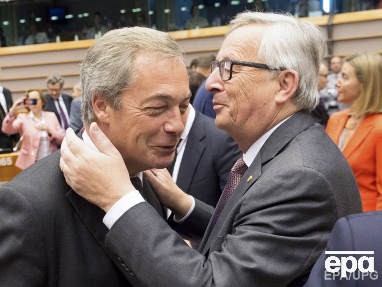 Фарадж и Юнкер перед началом экстренного заседания Европарламента