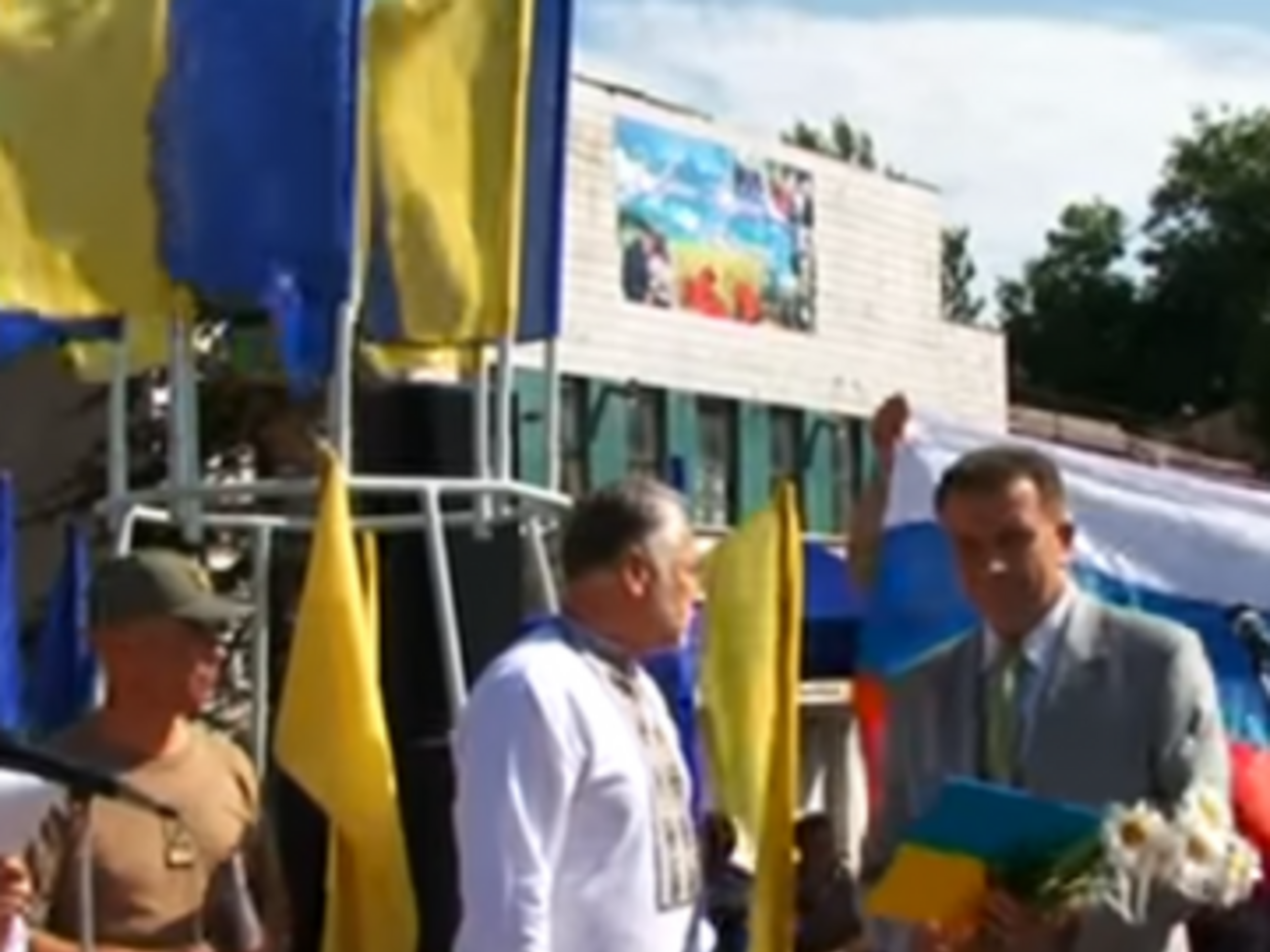 Жебривский отобрал российский флаг у активистов