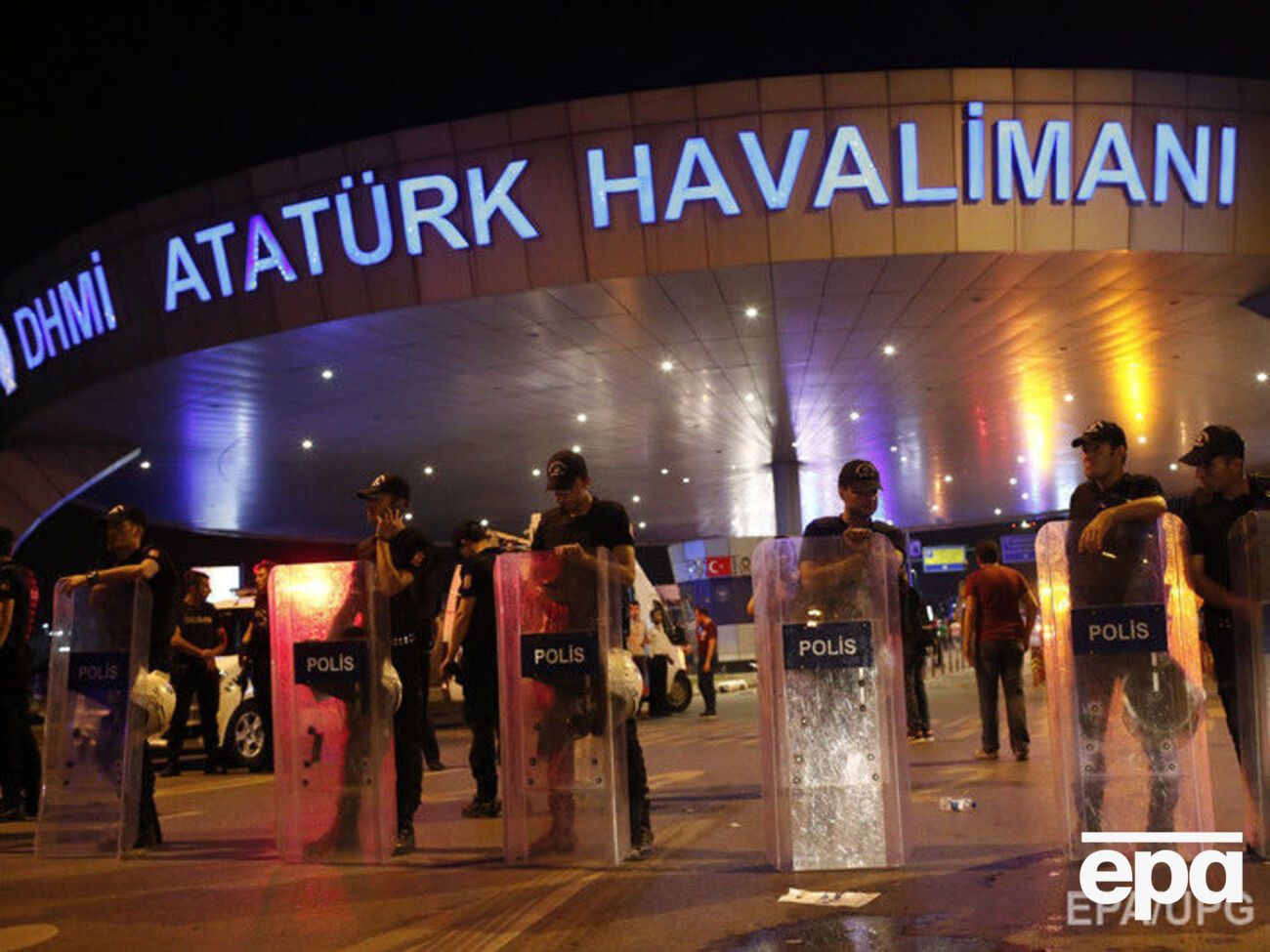 Премьер уверяет, что аэропорт работает