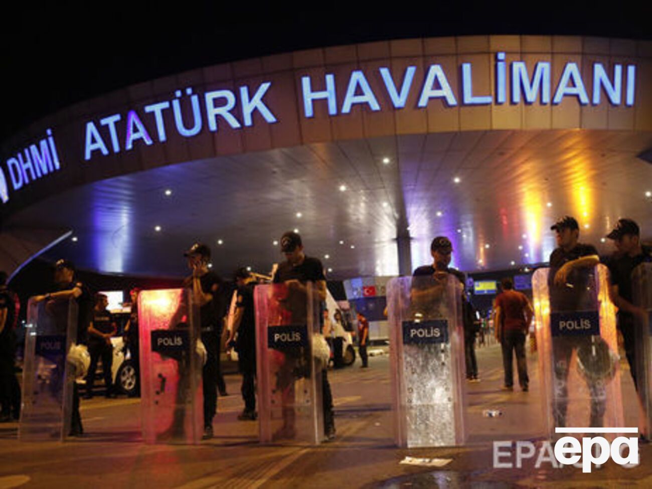 Вечером 28 июня террористы устроили стрельбу и взрывы в аэропорту имени Ататюрка