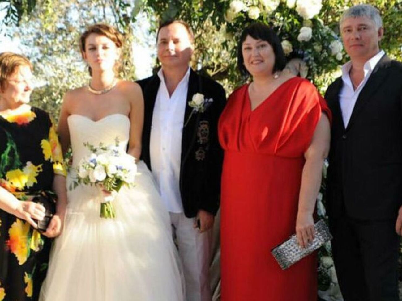 Лиза Адаменко (вторая слева) и Валентин Иванов (посередине) поженились, когда Лизе исполнилось 18 лет
