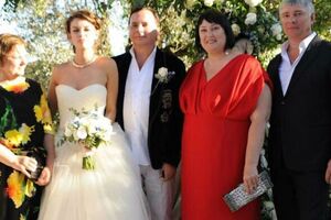 Лиза Адаменко (вторая слева) и Валентин Иванов (посередине) поженились, когда Лизе исполнилось 18 лет