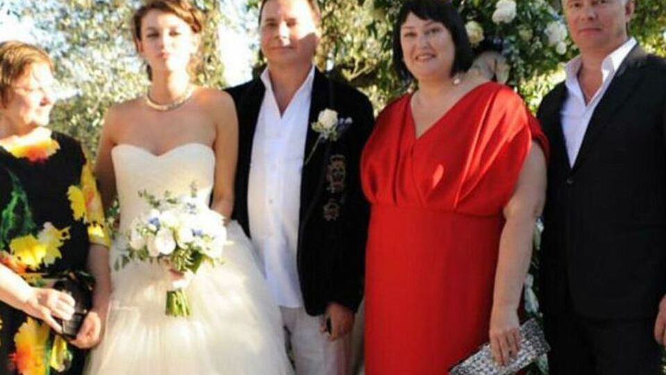 Лиза Адаменко (вторая слева) и Валентин Иванов (посередине) поженились, когда Лизе исполнилось 18 лет