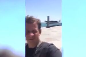 Пустая набережная Ялты днем в разгар курортного сезона