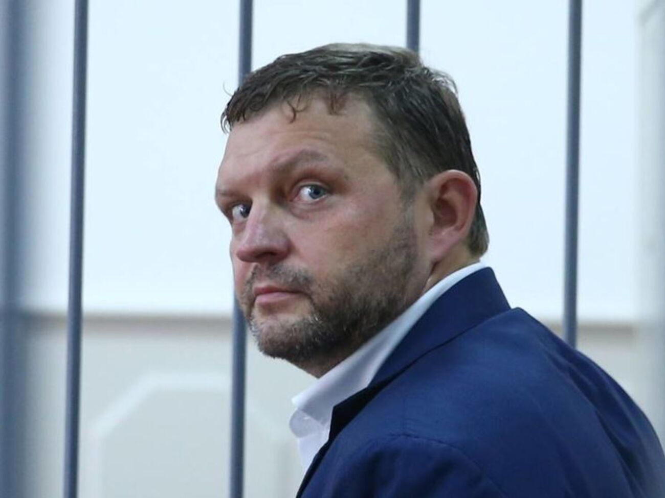 Белых требует пустить к нему родных