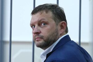 Белых требует пустить к нему родных