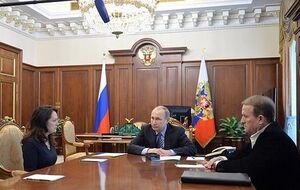 Корнелюк на встрече с Путиным и переговорщиком от Украины Виктором Медведчуком в день освобождения Савченко