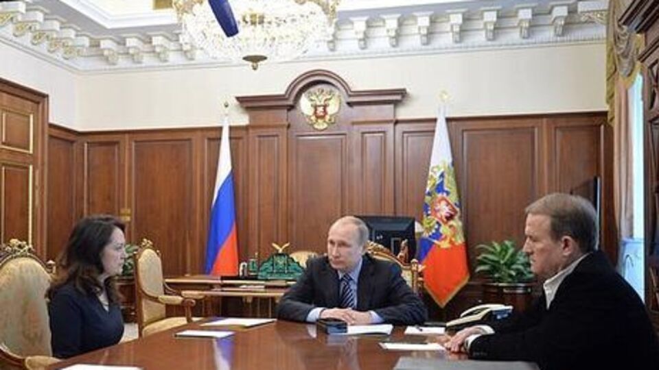 Корнелюк на встрече с Путиным и переговорщиком от Украины Виктором Медведчуком в день освобождения Савченко