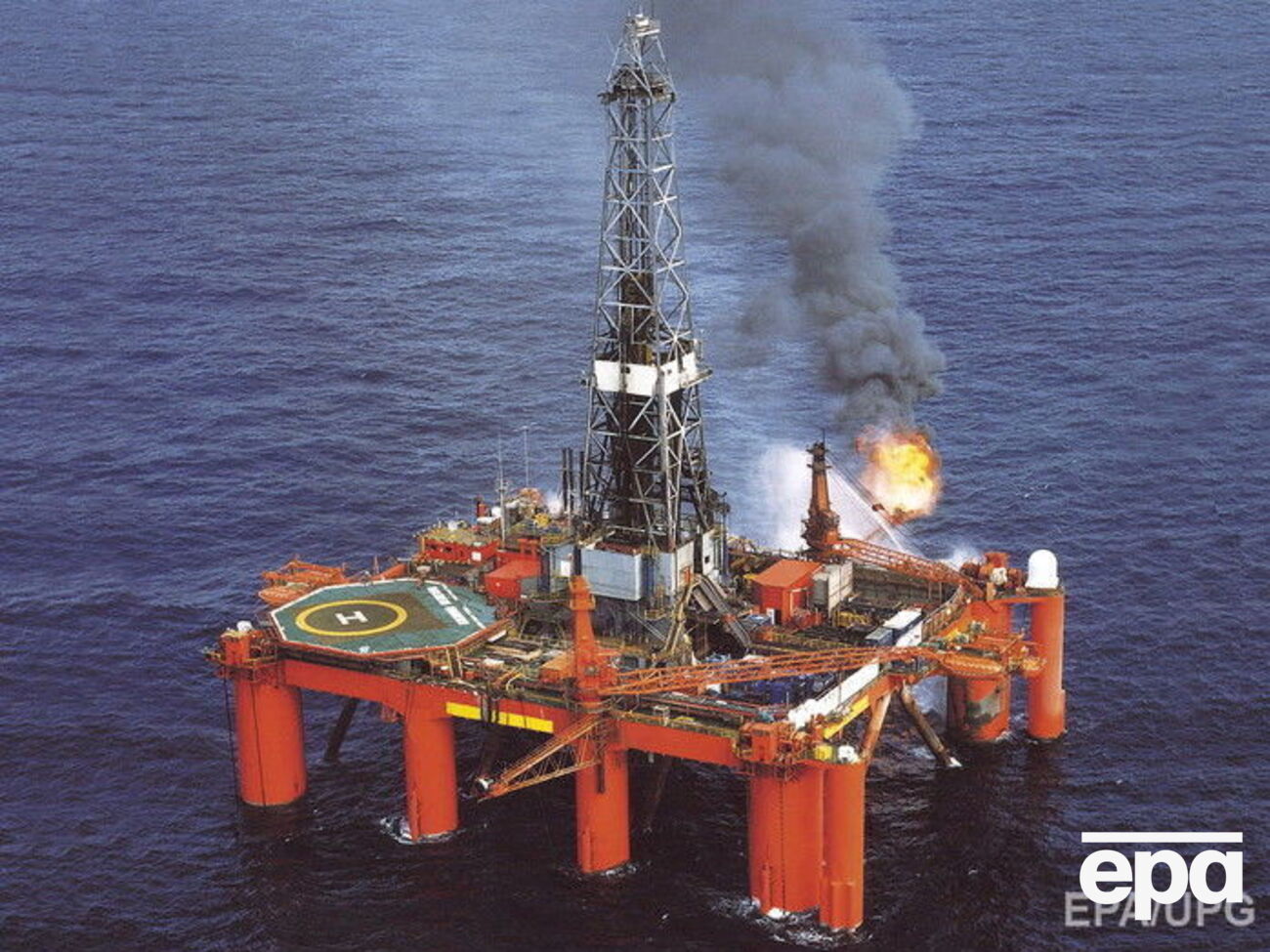 Цены на нефть держатся у отметки $50 за баррель