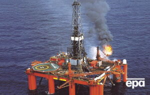 Цены на нефть держатся у отметки $50 за баррель