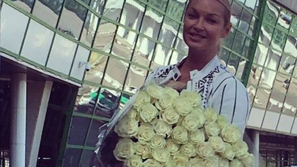 Волочкова: Укрывшись любимым одеялом из роз, я ощущаю свободу