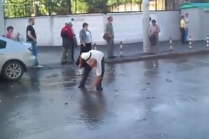 Люди ловили рыбу руками прямо на улице