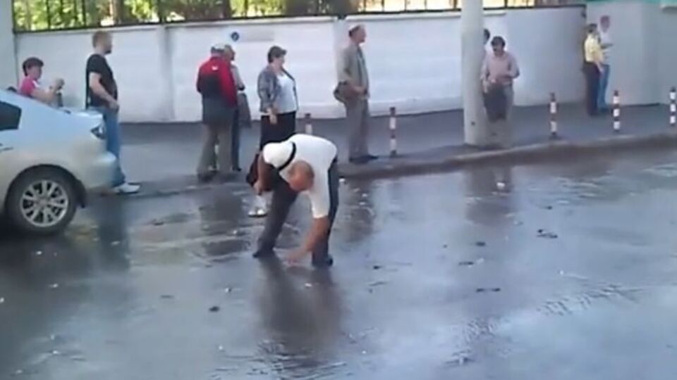 Люди ловили рыбу руками прямо на улице