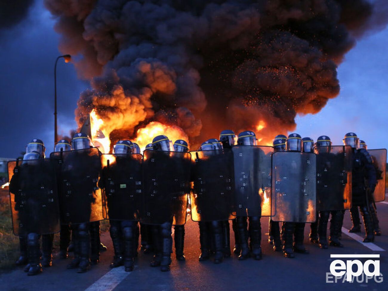 Во Франции уже несколько месяцев продолжаются массовые забастовки